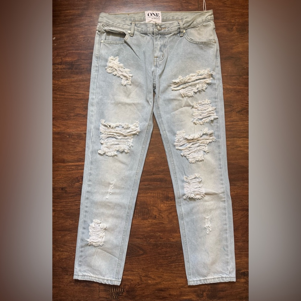 One Teaspoon Light Wash Distressed Women’s Jeans, Sz 28
100% Cotton. NWT